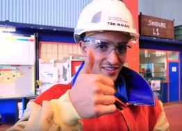 Le youtubeur Tibo InShape prête main-forte au chantier naval de Saint-Nazaire.