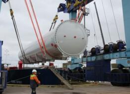Un four de 120 tonnes a été livré par cargo sur le site du chantier CDK Technologies dans le port de Lorient