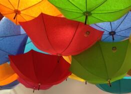 Umbrella Sky : des parapluies dans le ciel de Cherbourg !