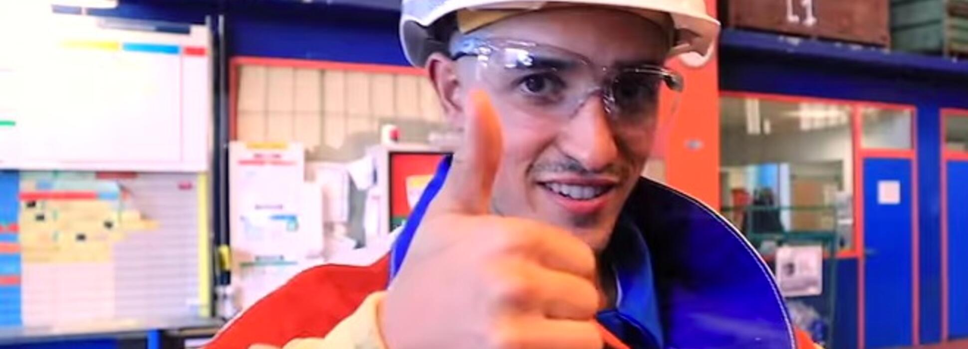 El youtubeur Tibo InShape echa una mano al astillero de Saint-Nazaire