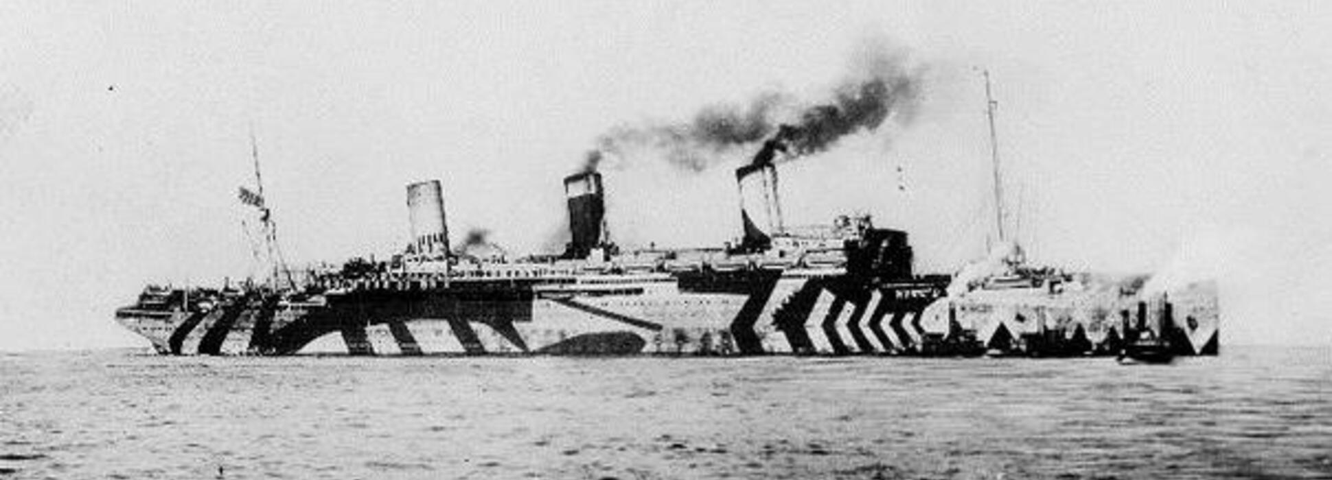 En Lorient, el submarino Flore se disfraza con "dazzling painting"