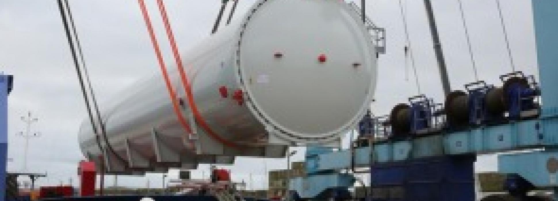 Un four de 120 tonnes a été livré par cargo sur le site du chantier CDK Technologies dans le port de Lorient
