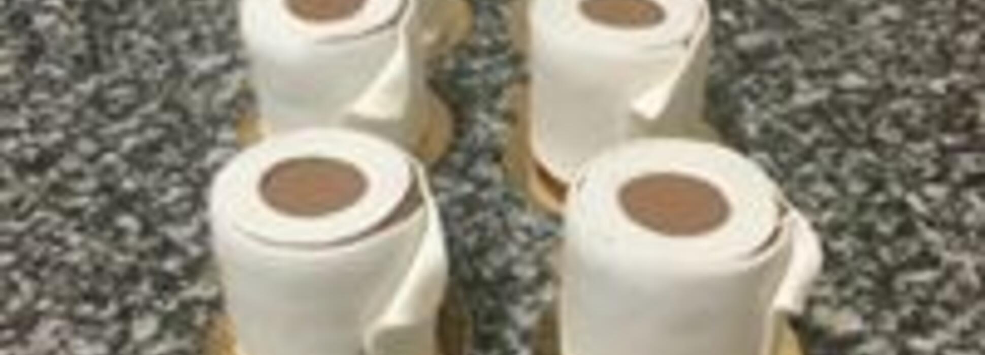 Covid 19 : près de Caen dans le Calvados, le boulanger pâtissier Enguehard réalise des gâteaux en forme de rouleaux de papier toilette